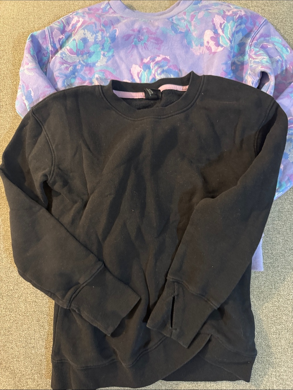 5/$15- Sweatshirt bundle size medium